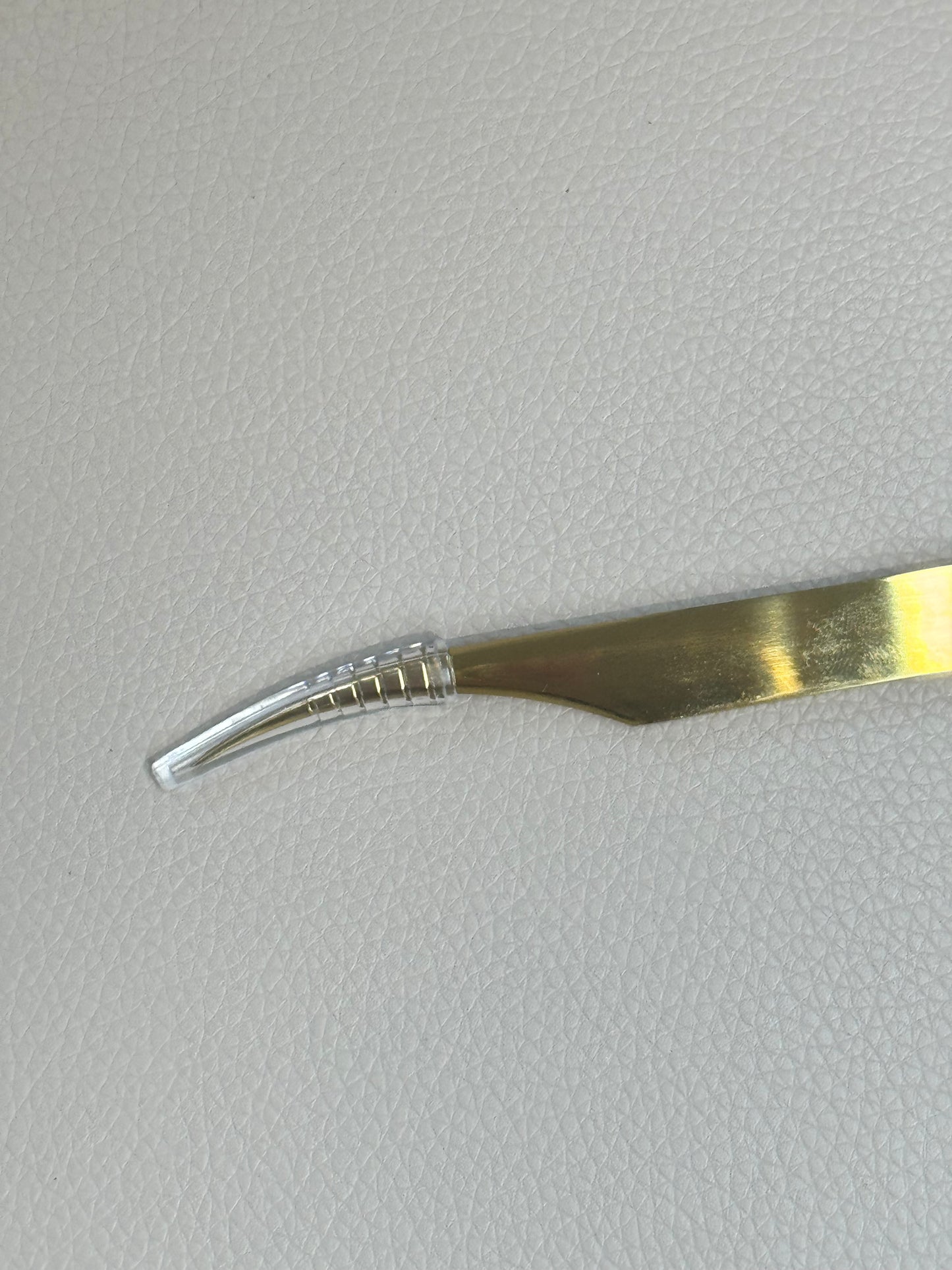 Curved tweezer