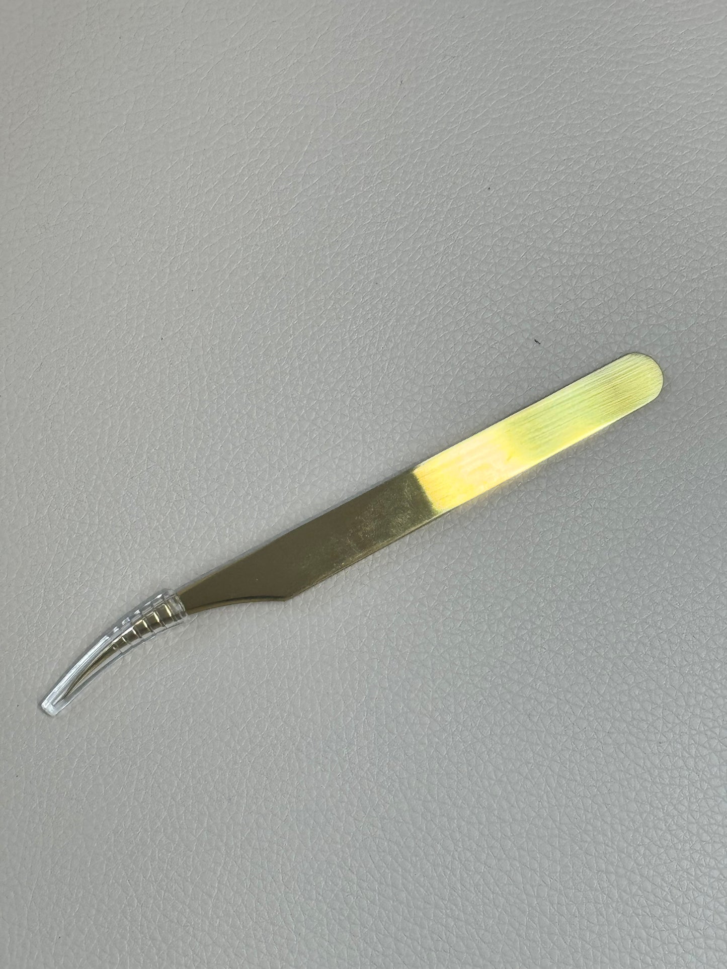 Curved tweezer